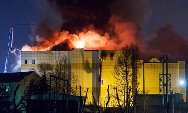 Hiện trường vụ cháy trung tâm thương mại 'Zimnyaya Vishnya' ở Kemerovo. (Nguồn: TASS/TTXVN).