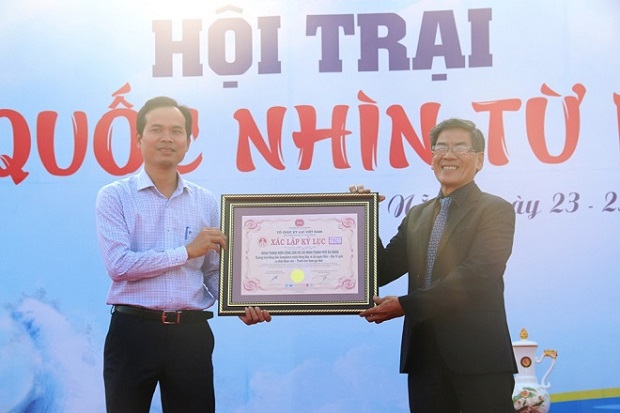   Vietnam Records Organisation Vice President Nguyen Manh Quy (right) presenting a record certificate to Municipal YU Secretary Nguyen Duy Minh