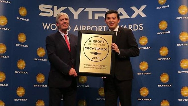 Mr Lee Seow Hiang, CEO of Changi Airport Group (right) receiving the Skytrax World's Best Airport Award from Mr Edward Plaisted, CEO of Skytrax. (Photo: Changi Airport Group) 