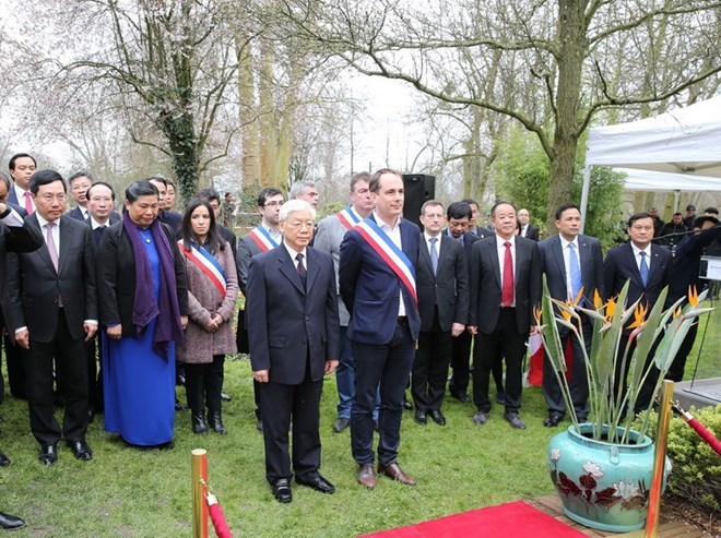 General Secretary of the Communist Party of Vietnam (CPV) Nguyen Phu Trong and leaders from Montreuil city laid wreaths at the statue of late President Ho Chi Minh to commemorate the national hero and the world cultural celebrity (Photo: VNA)