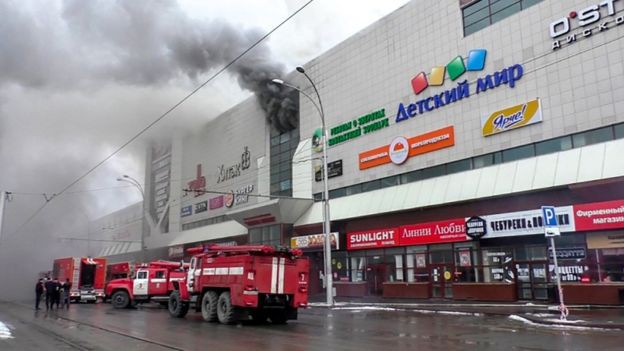Cột khói đen bốc lên từ bên trong thương mại Winter Cherry tại Nga (Ảnh: AFP)