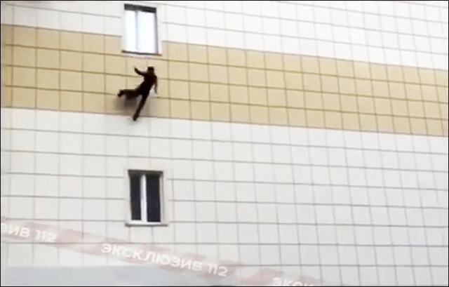 Sergey Moskalenko, 11 tuổi, nhảy từ cửa sổ trung tâm thương mại xuống đất trong vụ hỏa hoạn (Ảnh: Siberian Times)