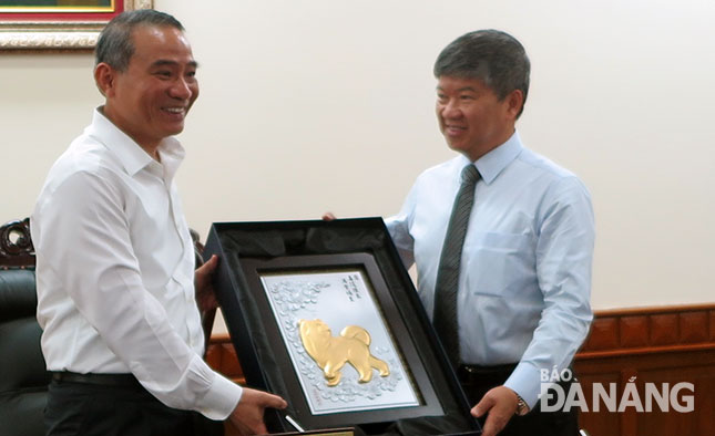 Da Nang Party Committee Secretary Truong Quang Nghia (left) receiving Chairman of Kinderworld Education Group Ricky Tan