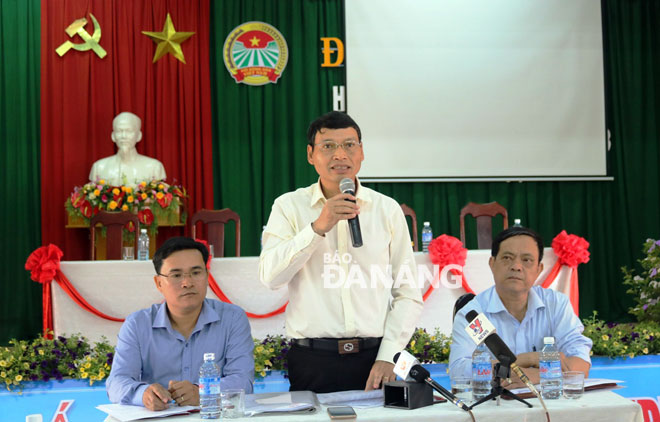  Municipal People’s Committee Vice Chairman Ho Ky Minh announcing the city’s instructions at Monday’s meeting