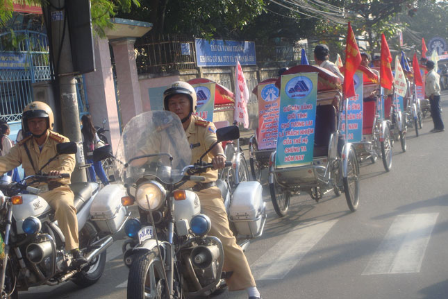 Cổ động, tuyên truyền về dân số trên đường phố Đà Nẵng.  		           Ảnh: M.H