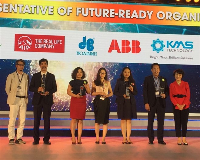 Firms receive the Future Ready Enterprise Award, a new category in the Việt Nam Best Places to Work Survey. (Photo: VNA)