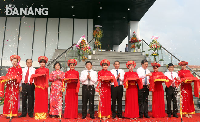  The city leaders cutting the ribbon at the opening ceremony of the Hoang Sa Exhibition House