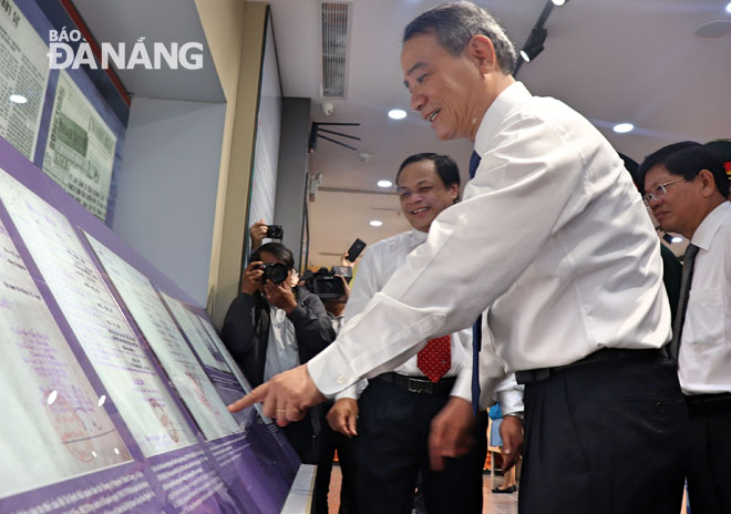 Municipal Party Committee Secretary Truong Quang Nghia visiting an display area in the House