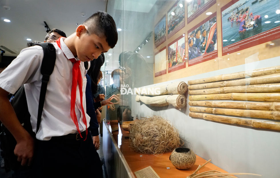  Items for daily use on the archipelago over historical periods are displayed in the house