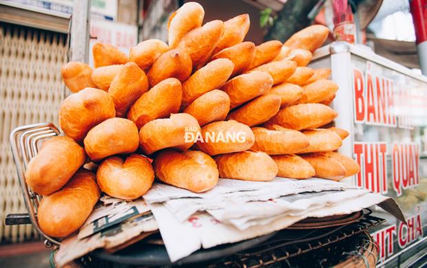 A stall selling ‘banh mi’ (Vietnamese baguette) can be easily found anywhere in the city’s streets. The yellow baguettes boast thick white crumb.