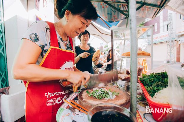   Vietnamese baguette stuffed with ‘cha lua’ (steamed pork roll), ‘xuc xich’ (sausages), ‘cha bong’ (dried shredded pork/chicken), ‘lap xuong’ (Chinese sausages), ‘thit quay’ (crispy roast pork belly) and some other ingredients, depending on the taste of diners