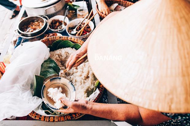   In the hustle and bustle of city life, small stalls selling ‘xoi’ (steamed sticky rice) located near local intersections receive a large number of diners every day.