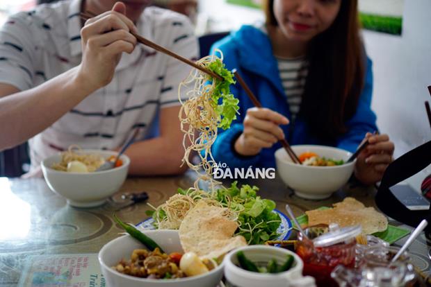      ‘Mi Quang’ (Quang noodles) is one of the most popular local breakfast dishes.  There are now many types of Mi Quang dishes, which can include ingredients such as chicken, pork, beef, shrimps and snakehead fishes. The delicious dish is accompanied by grilled rice paper and green chillies.