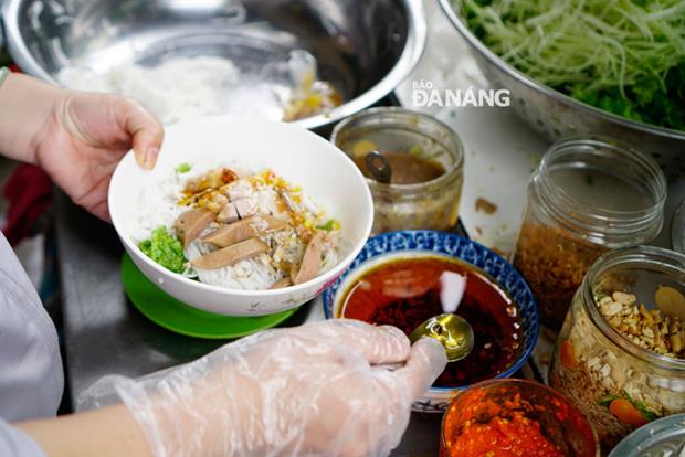    ‘Bun mam’ (rice vermicelli with anchovy fish sauce) is preferred by a large number of local residents. The dish’s main ingredients include rice vermicelli, roasted pork, and a tasty anchovy fish sauce. This delicious dish cannot be served without a variety of vegetables, which include thinly-sliced, unripe papaya, salad and fragrant herbs.