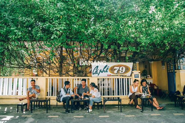    Locals often start their new day by drinking a glass of coffee sold at pavement shops