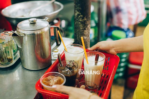 Glasses of soymilk and coffee bring drinkers more energy to start their new dynamic day