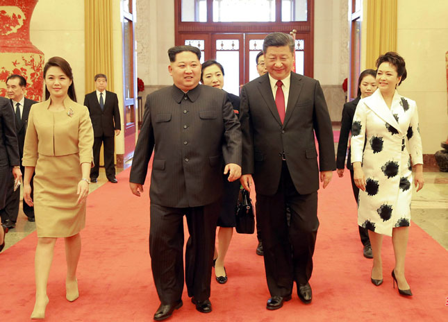 Nhà lãnh đạo CHDCND Triều Tiên Kim Jong-un gặp gỡ Chủ tịch Trung Quốc Tập Cận Bình.  Ảnh: Reuters