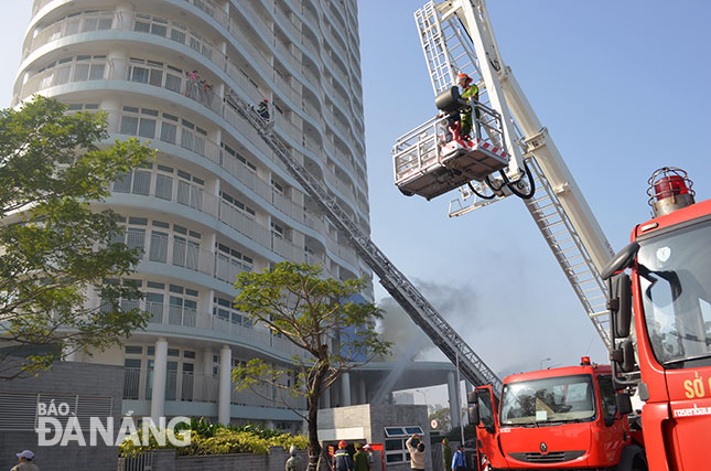  Lực lượng Cảnh sát Phòng cháy chữa cháy số 3 tổ chức diễn tập phương án chữa cháy và cứu hộ, cứu nạn nhà cao tầng trên địa bàn thành phố. Ảnh: NGỌC PHÚ