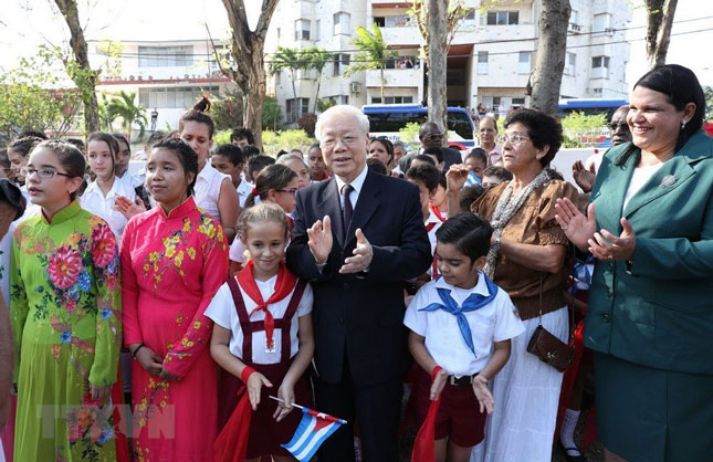 Tổng Bí thư Nguyễn Phú Trọng gặp gỡ nhân dân và học sinh Cuba tại Tượng đài Hồ Chí Minh.  Ảnh: TTXVN