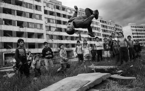 Chú bé Juraj Mizigor thực hiện một cú nhảy lộn ngược người ở khu định cư Luník IX ở Košice, Slovakia, vào năm 2013. 