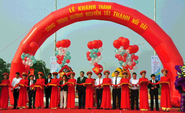 The ribbon-cutting ceremony for the extended route in progress