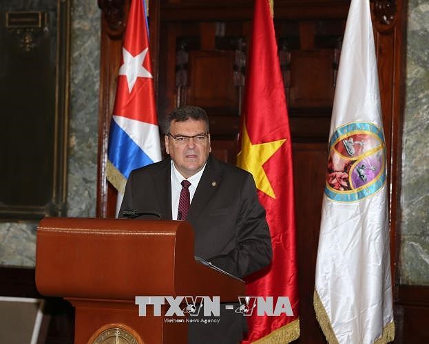 Hiệu trưởng trường Đại học Tổng hợp La Habana phát biểu chào mừng và đọc Quyết định trao bằng Tiến sĩ Danh dự khoa học chính trị của Trường Đại học Tổng hợp La Habana cho Tổng Bí thư Nguyễn Phú Trọng. (Ảnh: TTXVN)