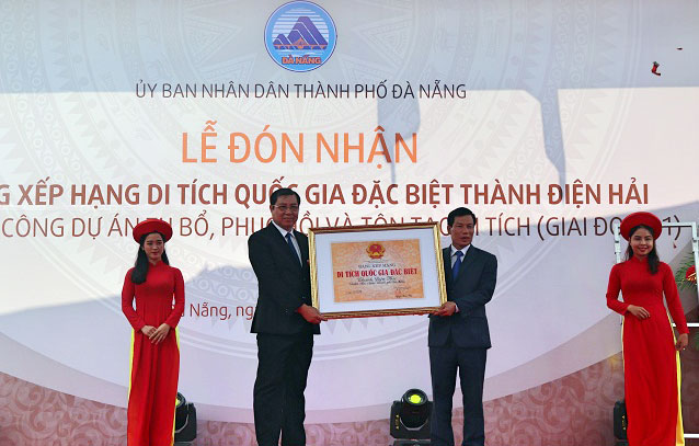 Minister for Culture, Sports and Tourism Nguyen Ngoc Thien presenting the recognition certificate to municipal People’s Committee Chairman Huynh Duc Tho