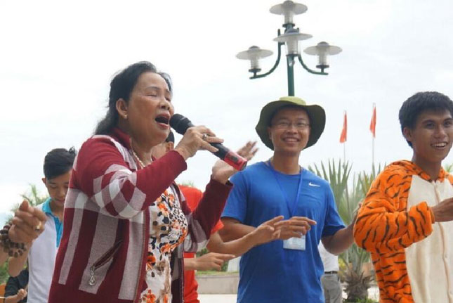 Anh Hồ Dương Đông (giữa) hết mình trong buổi giao lưu văn nghệ với thân nhân, bệnh nhân ung thư tại Bệnh viện Ung bướu Đà Nẵng.
