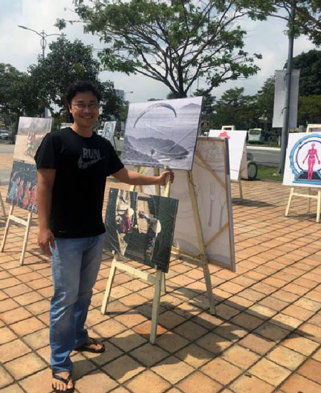 Anh Đông tại triển lãm “Góc Đà Nẵng” tổ chức những ngày giữa tháng 3-2018.                                                 Ảnh: Q.T