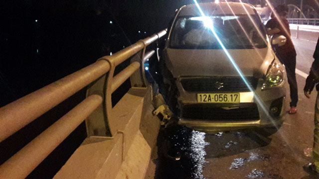 Người đàn ông lái ô-tô tông vào thành cầu rồi nhảy sông tự tử