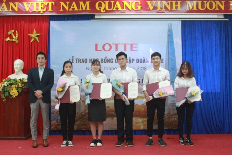 Trao học bổng cho sinh viên nghèo vượt khó