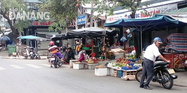 Lấn chiếm đường để buôn bán