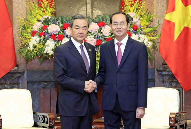 Chủ tịch nước Trần Đại Quang tiếp Ủy viên Quốc vụ, Bộ trưởng Ngoại giao Trung Quốc Vương Nghị nhân dịp sang dự Hội nghị Thượng đỉnh hợp tác tiểu vùng Mekong mở rộng lần thứ 6 và thăm chính thức Việt Nam.  			                 Ảnh: TTXVN