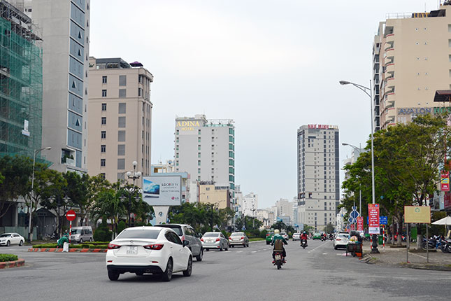 Hơn 2 năm qua, quận Sơn Trà có tốc độ đô thị hóa nhanh nhất thành phố. TRONG ẢNH: Nhiều công trình khách sạn trên tuyến đường Phạm Văn Đồng đi vào hoạt động, góp phần thúc đẩy du lịch địa phương phát triển.