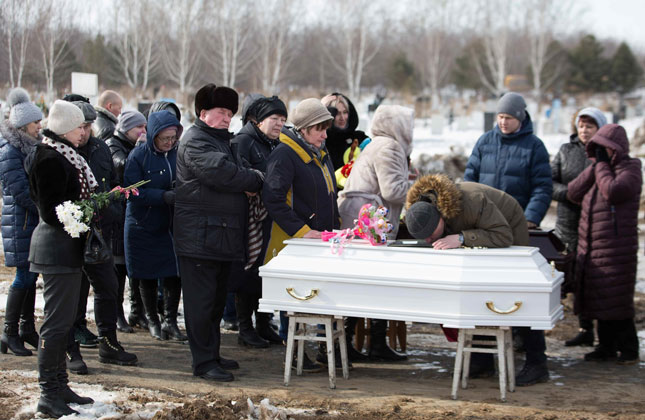 Các tang lễ diễn ra tại tỉnh Kemerovo, trong số 64 nạn nhân thiệt mạng có nhiều trẻ em. 	                                     Ảnh: Reuters