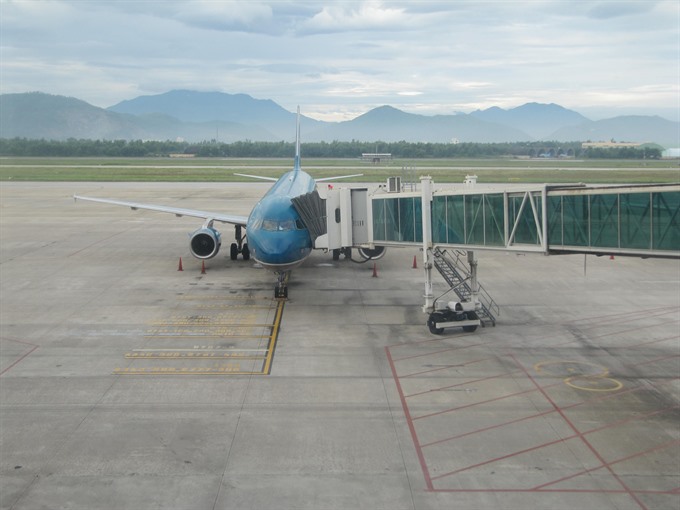 An aircraft of Vietnam Airlines lands at Đà Nẵng International Airport. — VNS Photo Công Thành Read more at http://vietnamnews.vn/bizhub/425447/da-nang-and-hokkaido-to-launch-direct-flight.html#EOR5gUCpe4da7VtM.99