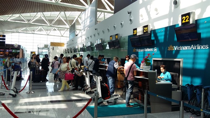 Passengers check-in at the new terminal of the International Đà Nẵng Airport. The city and Hokkaido, Japan plan to launch a new direct flight in the near future. — VNS Photo Công Thành Read more at http://vietnamnews.vn/bizhub/425447/da-nang-and-hokkaido-to-launch-direct-flight.html#EOR5gUCpe4da7VtM.99