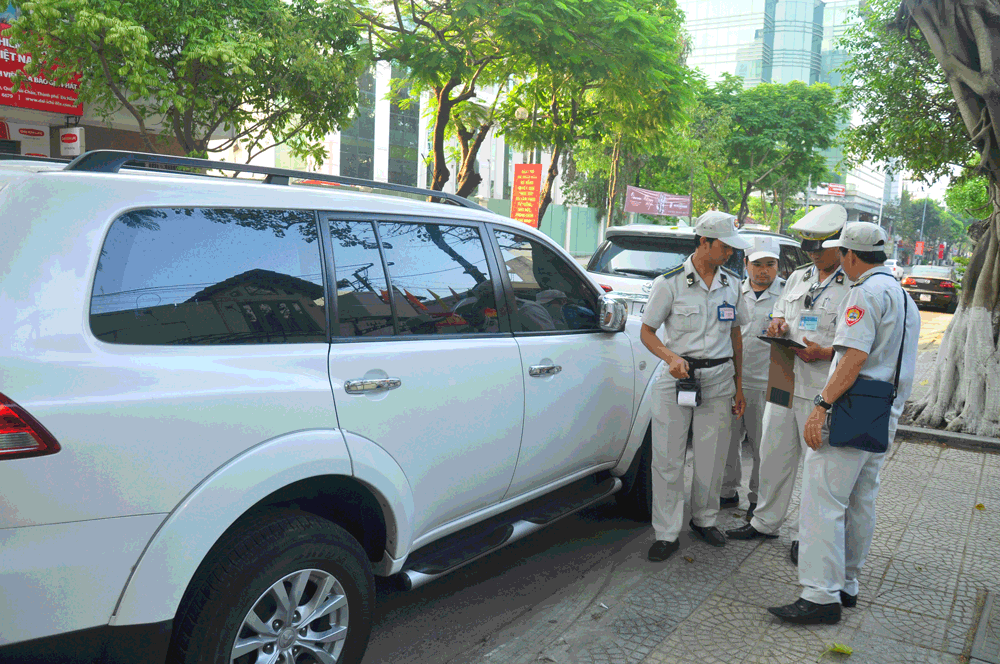  Hai Chau District’s urban order management team monitoring the parking of vehicles along Tran Phu