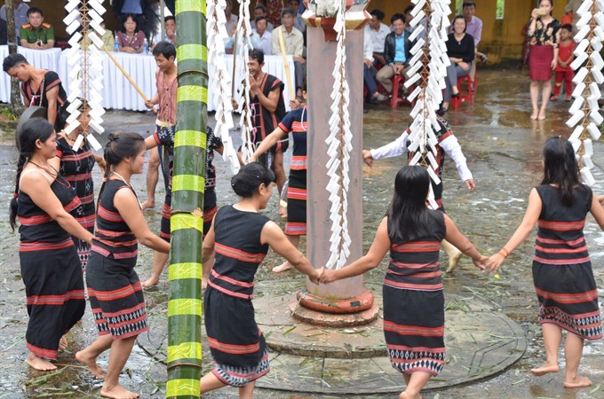 In motion: A group of Cơ Tu women dance in a festival at Giàn Bí village in Đà Nẵng. The traditional Cultural Day of the Cơ Tu ethnic group will be held in the village on April 13-14. — VNS Photo Hoàng Long Read more at http://vietnamnews.vn/life-style/425459/co-tu-cultural-day-to-stage-in-da-nang.html#vItJQ08EACHbaOYk.99