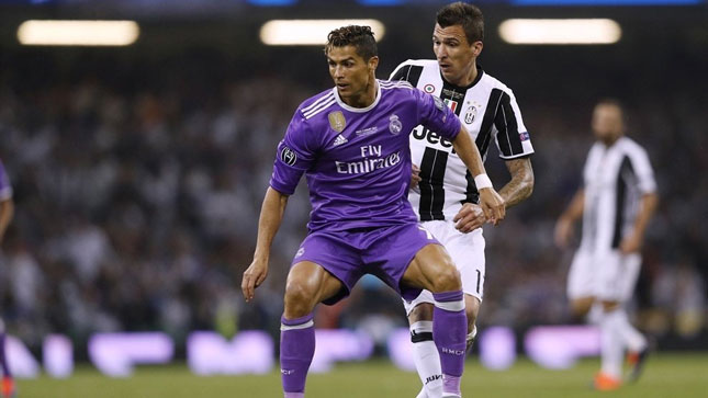 Cuộc tái ngộ giữa Juventus của Mandzukic (áo sọc) với Real của C.Ronaldo (áo tím) hứa hẹn sẽ không dễ dàng cho “Bà đầm thành Turin” dù có lợi thế sân nhà.Ảnh: UEFA.