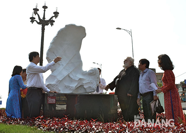  Sculpture work named 'Song Bien’ (Seawaves) is placed at the corner of the Vo Van Kiet and Vo Nguyen Giap streets. (Photo: Ngoc Ha)