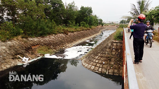 Khu vực lòng sông Phú Lộc (đoạn dưới gầm cầu sắt, cuối đường Nguyễn Như Hạnh) luôn trong tình trạng ô nhiễm nghiêm trọng.   