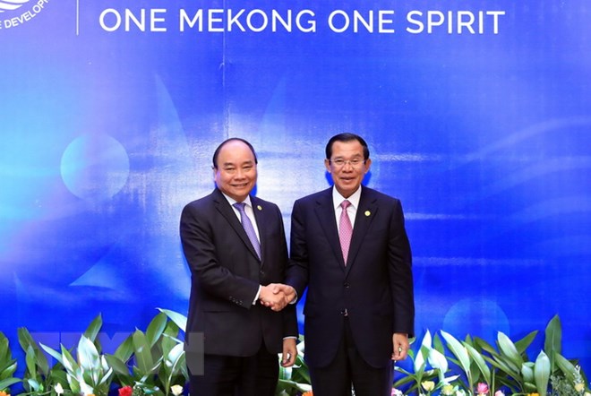 Thủ tướng Nguyễn Xuân Phúc gặp Thủ tướng Chính phủ Hoàng gia Camphuchia Samdech Techo Hun Sen. (Ảnh: Thống Nhất/TTXVN)