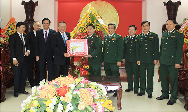 Bí thư Thành ủy Đà Nẵng Trương Quang Nghĩa (thứ 4, trái sang) thăm và chúc mừng Bộ đội Biên phòng thành phố nhân ngày truyền thống lực lượng 3-3-2018.