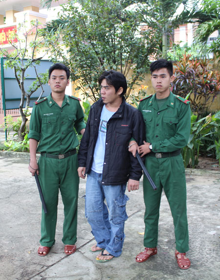 Một đối tượng bị Đồn Biên phòng Phú Lộc bắt quả tang tàng trữ trái phép chất ma túy. 