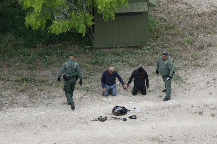 Các nhân viên tuần tra biên giới bắt giữ những người vượt biên trái phép từ Mexico vào Mỹ ở khu vực thung lũng Rio Grande, gần Falfurrias, Texas.