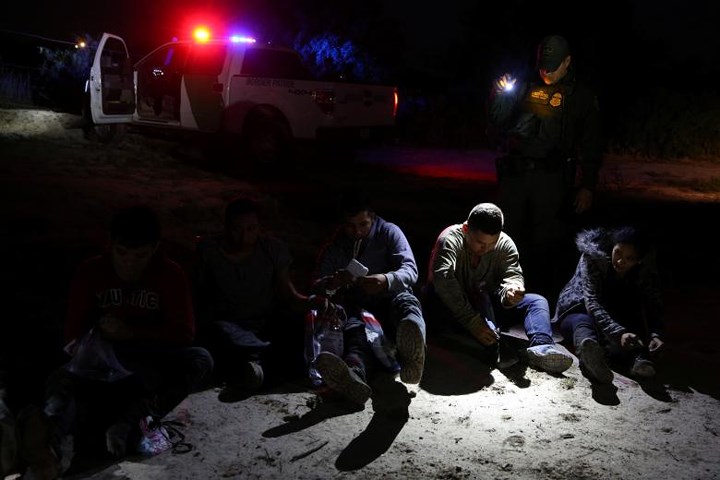 Nhân viên tuần tra biên giới bắt giữ người vượt biên trái phép ở khu vực thung lũng Rio Grande, gần McAllen, Texas, ngày 2/4/2018.