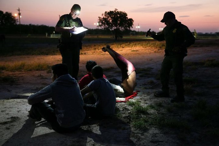 Lực lượng chức năng Mỹ lấy lời khai của những người di cư trái phép.
