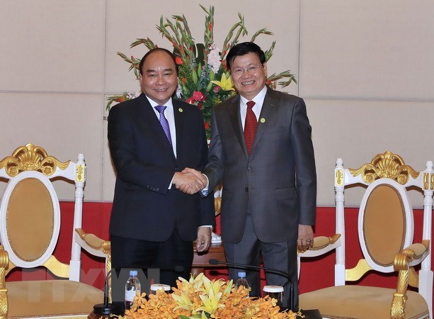 Prime Minister Nguyen Xuan Phuc (L) and Lao counterpart Thongloun Sisoulith (Source: VNA) 