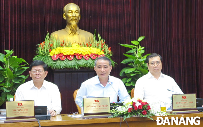 Bí thư Thành ủy Trương Quang Nghĩa, Phó Bí thư Thường trực Thành ủy Võ Công Trí và Chủ tịch UBND thành phố Huỳnh Đức Thơ đồng chủ trì hội nghị. 	 	  	     Ảnh: SƠN TRUNG